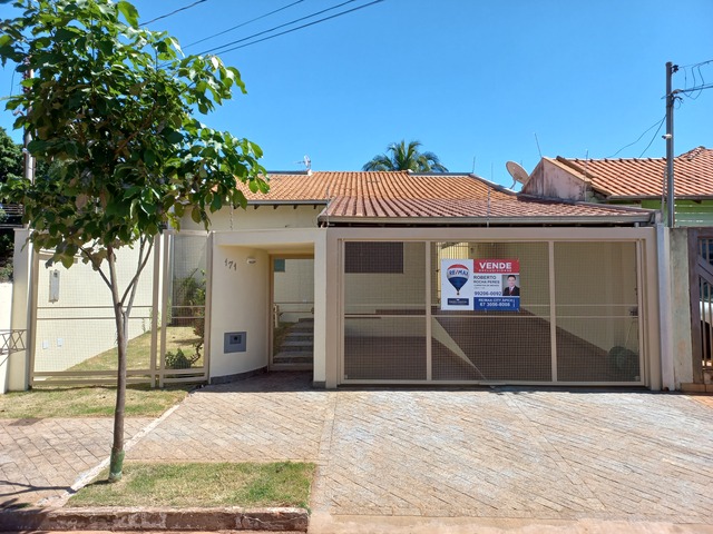 Casa com 03 dormitórios e Piscina na Vila Planalto próximo da Orla Morena
