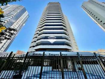 Apartamento com 04 su&iacute;tes no centro Ed. Imperador (Plaenge)