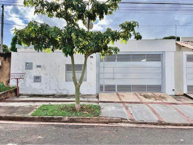 Casa com 03 dormitórios à venda no Jardim Montevidéu