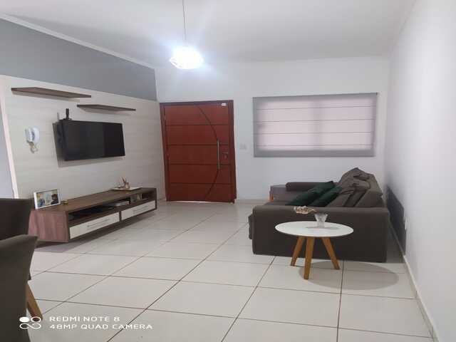 A - CASA ESPA&Ccedil;OSA E SEGURA NO BAIRRO VILA NASSER