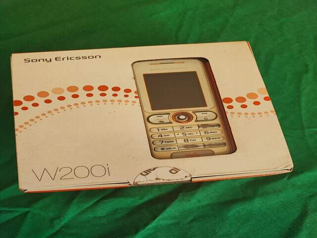 Celular Sony Ericsson W200i para cole&ccedil;&atilde;o