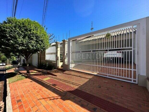 Linda casa no Carand&aacute; com dois terrenos