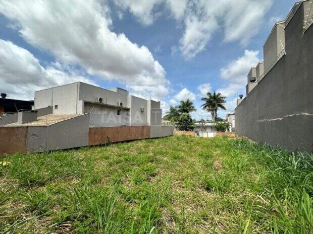 Oportunidade - terreno todo murado - pronto para construir.