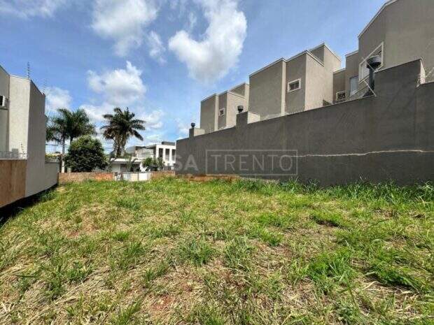 Oportunidade - terreno todo murado - pronto para construir.