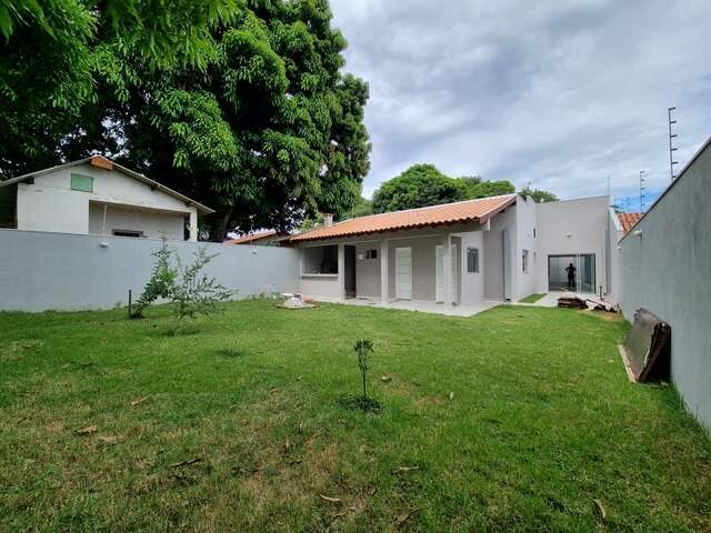 Casa com amplo quintal no Jd. Panam&aacute;