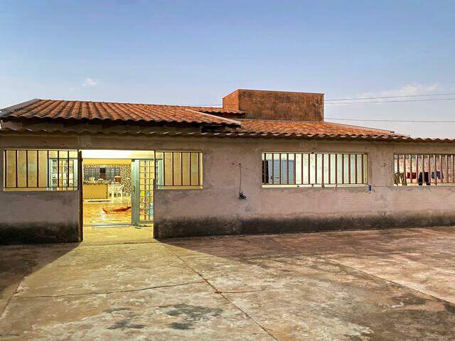 Vendo casa Jardim Los Angeles - ( possui garagem de caminhao) 