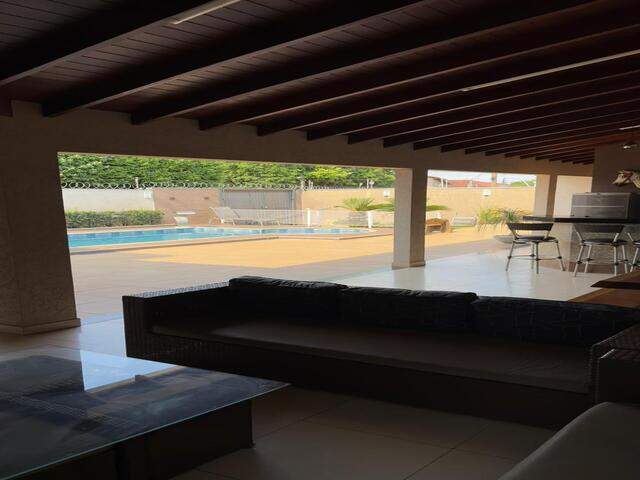 Casa de alto padr&atilde;o com 490 m&sup2; de terreno (14x35)