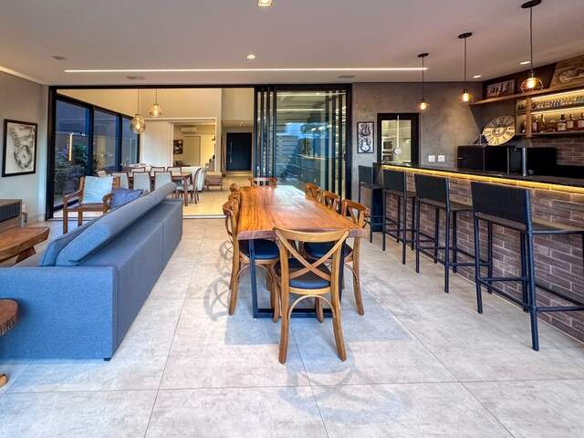 Sobrado Alto Padrão com 3 suítes no Alphaville IV