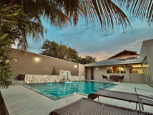 Casa de alto padr&atilde;o com 3 su&iacute;tes no Bairro Villas Boas