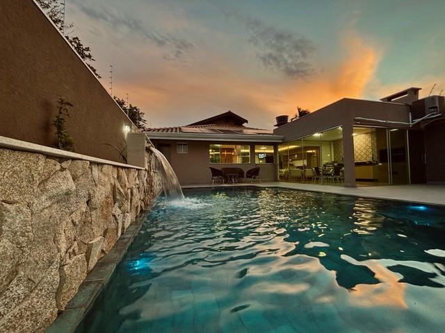 Casa de alto padr&atilde;o com 3 su&iacute;tes no Bairro Villas Boas