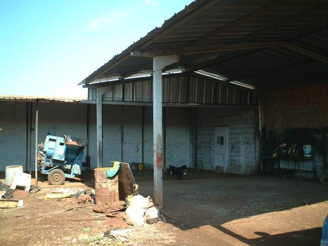 Terreno com escrit&oacute;rio e galp&atilde;o de concreto