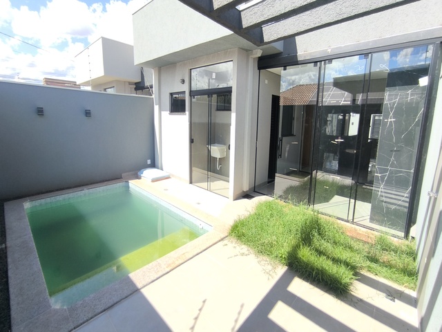 Casa nova à venda com 3 suítes e piscina no Parque Residencial Rita Vieira