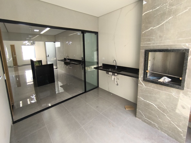 Casa com 03 su&iacute;tes &agrave; venda no Rita Vieira - Piscina e &Aacute;rea Gourmet