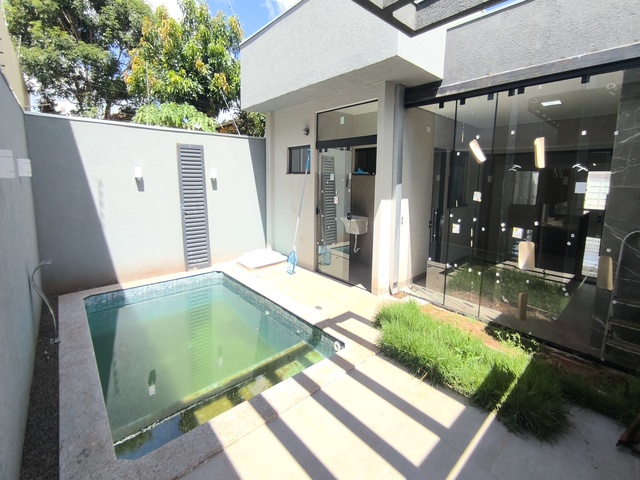 Casa com 03 su&iacute;tes &agrave; venda no Rita Vieira - Piscina e &Aacute;rea Gourmet