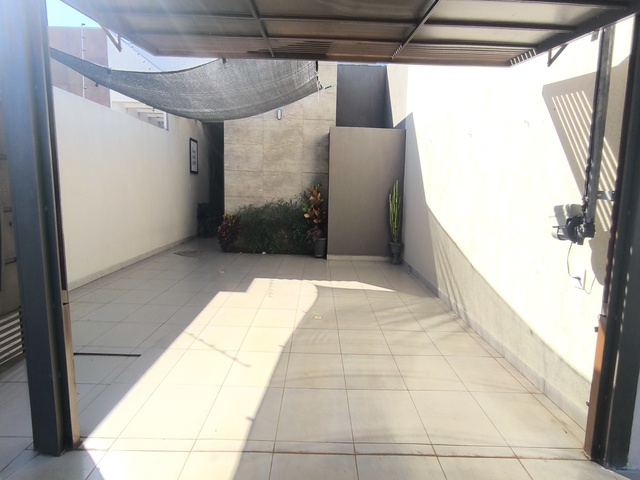 Casa à venda com 3 dormitórios, próximo da avenida, no Rita Vieira