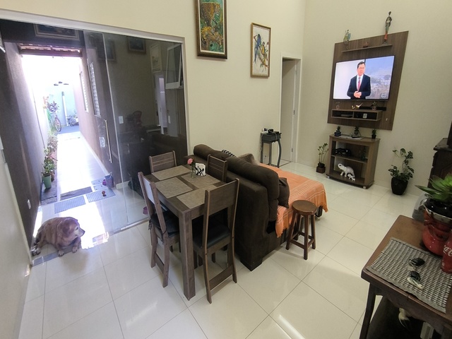 Casa à venda com 3 dormitórios, próximo da avenida, no Rita Vieira