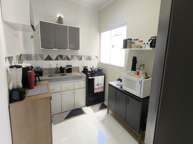 Casa à venda com 3 dormitórios, próximo da avenida, no Rita Vieira