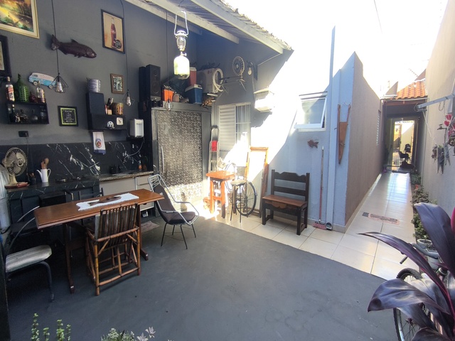 Casa à venda com 3 dormitórios, próximo da avenida, no Rita Vieira