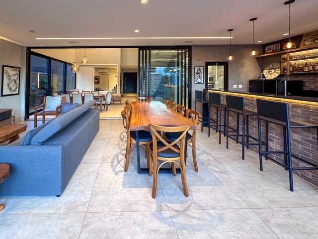 Sobrado à venda com 3 suítes no Alphaville IV