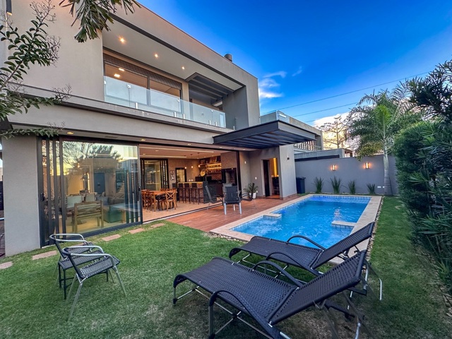 Sobrado à venda com 3 suítes no Alphaville IV