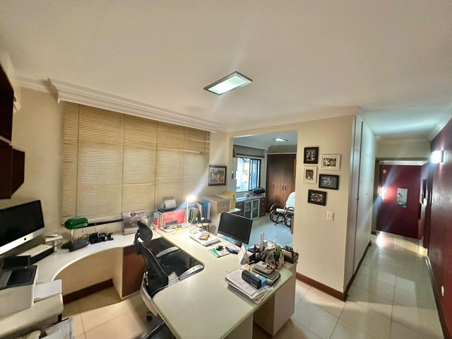 Casa em Condomínio à venda, com 3 suítes, no Bairro Chácara Cachoeira