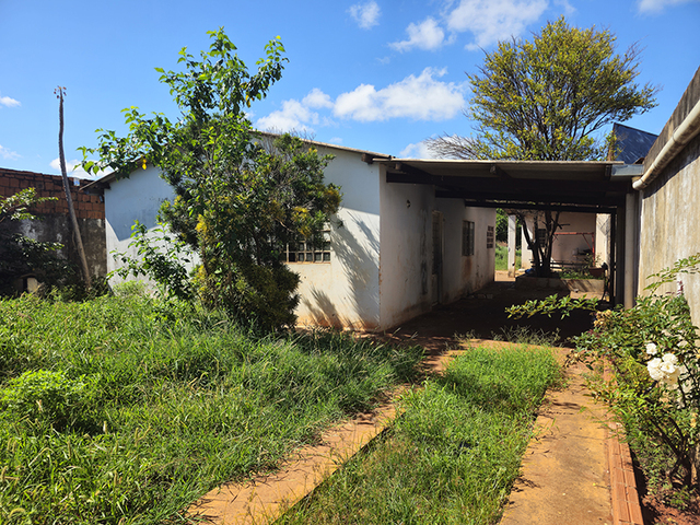Terreno espa&ccedil;oso com Casa no Tijuca II