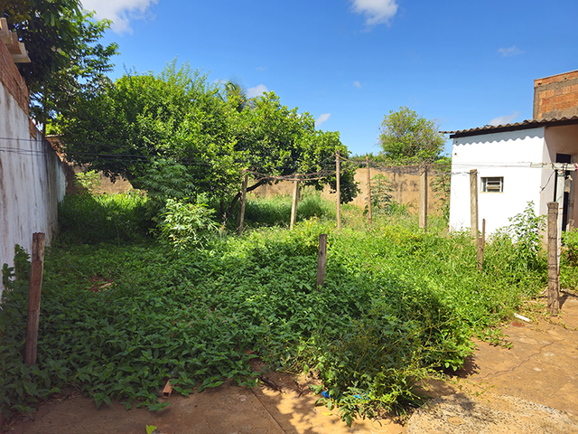 Terreno espa&ccedil;oso com Casa no Tijuca II