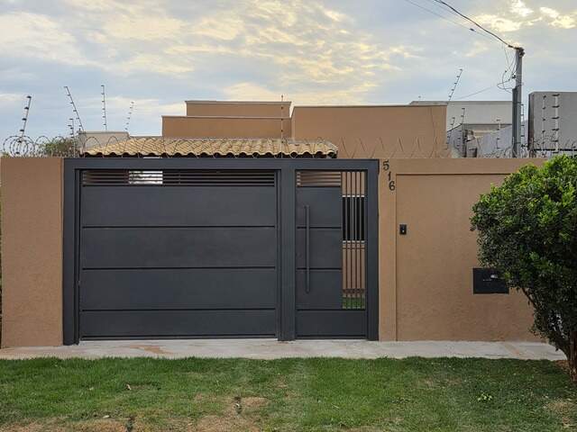 Casa com amplo quintal no Morada do Sol
