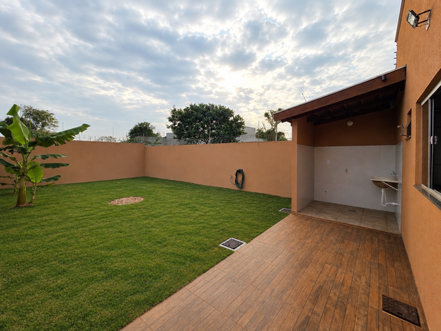 Casa com amplo quintal no Morada do Sol
