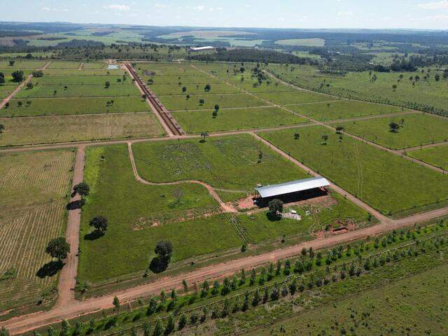 Lote de Esquina com 1.998 m² em Condomínio Rural