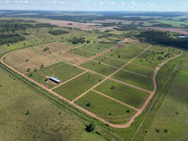 Lote de Esquina com 1.998 m² em Condomínio Rural