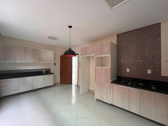 Casa em excelente localização para Ponto Comercial 3 Suites terreno Único