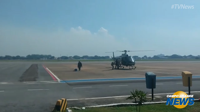 Militares do Corpo de Bombeiros usam helicóptero no combate a incêndios no Pantanal