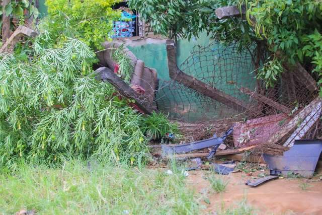 Condutor foge após destruir muro no bairro Morada do Sol