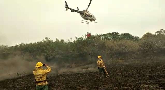 Dois helicópteros são usados contra incêndio em reserva Guató