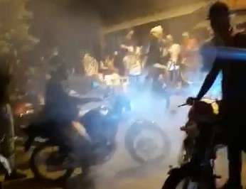 Motociclistas trancam rua em competição de manobras