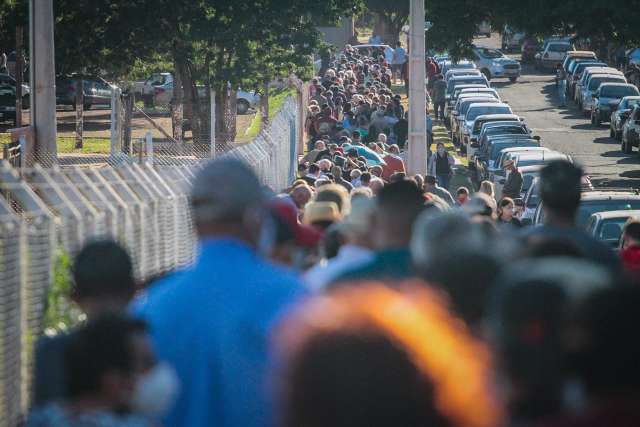 Fila por 2ª dose da Coronavac dobra quadra no Guanandizão