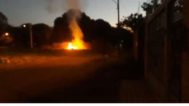 Vizinho flagrado colocando fogo na noite de ontem