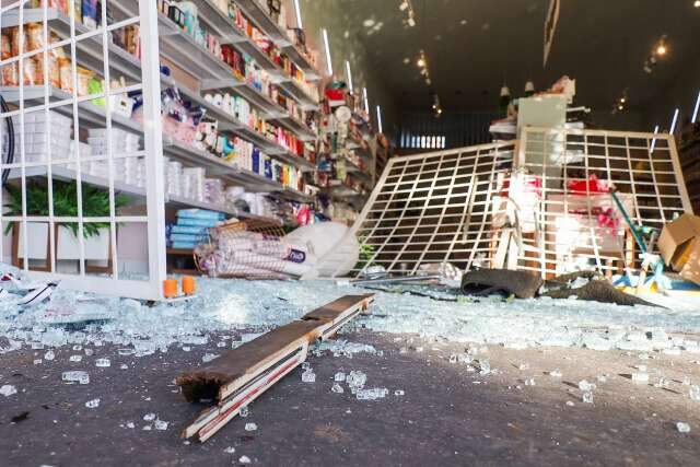 Ladrões arrebentam loja com caminhonete na Vila Taveirópolis
