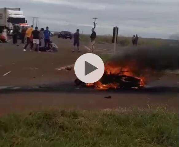 Moto pega fogo após colisão em Sidrolândia