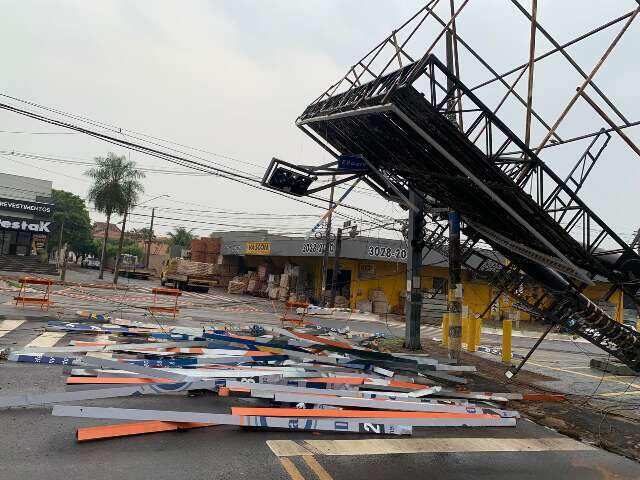 Painel caído na Avenida Eduardo Elias Zahran com a Rua Prof. Xandinho