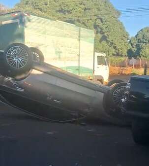 Carro capota em cruzamento do Bairro Monte Castelo
