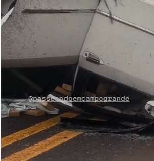 Carro é encontrado capotado carregado com maconha e skunk