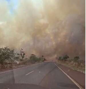 Condutor passa por fumaça de incêndio na BR-060