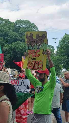 Manifestantes em passeata contra PEC da Blindagem