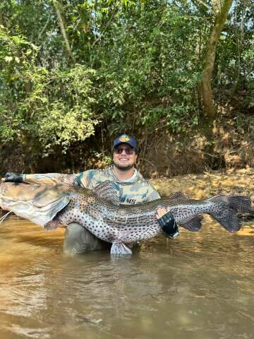 Empresário pesca pintado de 1,74 m no Rio Dourado