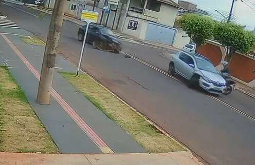 Em fuga, condutor bate em Sandero na Rua Spipe Calarge