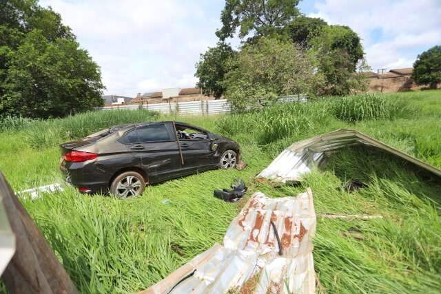 Carro vai parar dentro de terreno em acidente