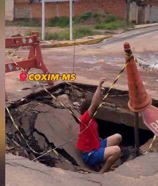 Moradores de Coxim usam humor para denunciar buracos em ruas