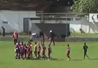 Homens faz gestos obscenos após partida do sub-11 do Estadual
